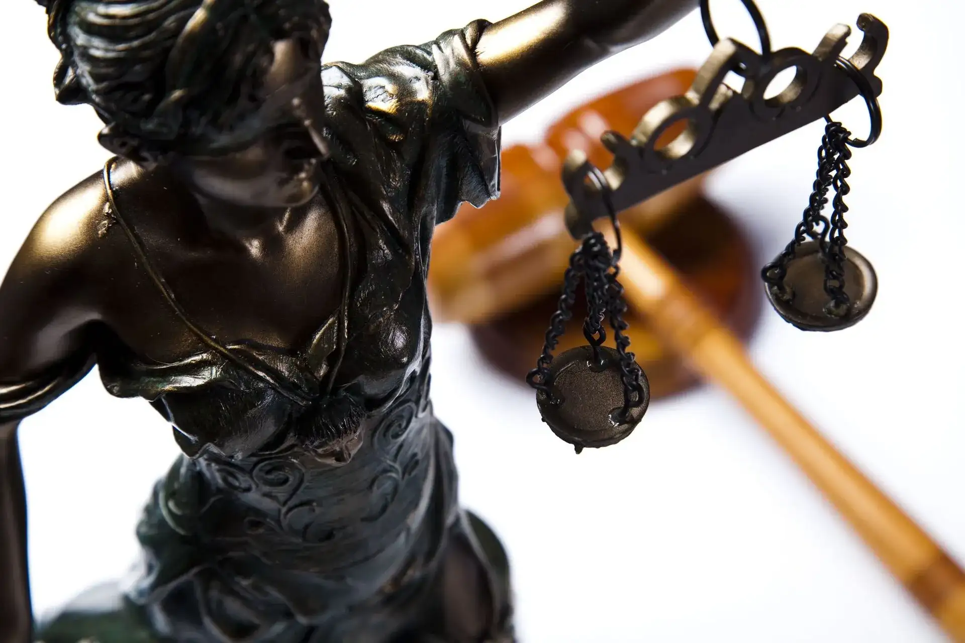 Si no existe testamento (disposición mortis causa) ¿quién está legitimado en la herencia?